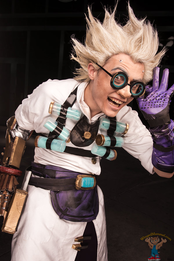 A picture of Mad Scientist Junkrat cosplay at BlizzCon 2017 taken by Batty!