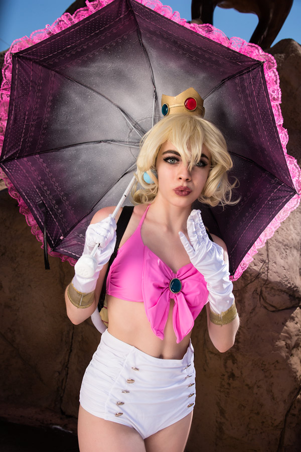 A picture of Princess Peach cosplay at Colossalcon 2017 taken by Batty!